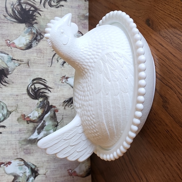 White Indiana glass Nesting Hen - Picture 3 of 7